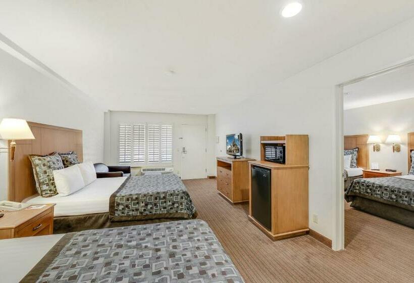 סוויטת ג'וניור דלוקס, Anaheim Desert Inn & Suites