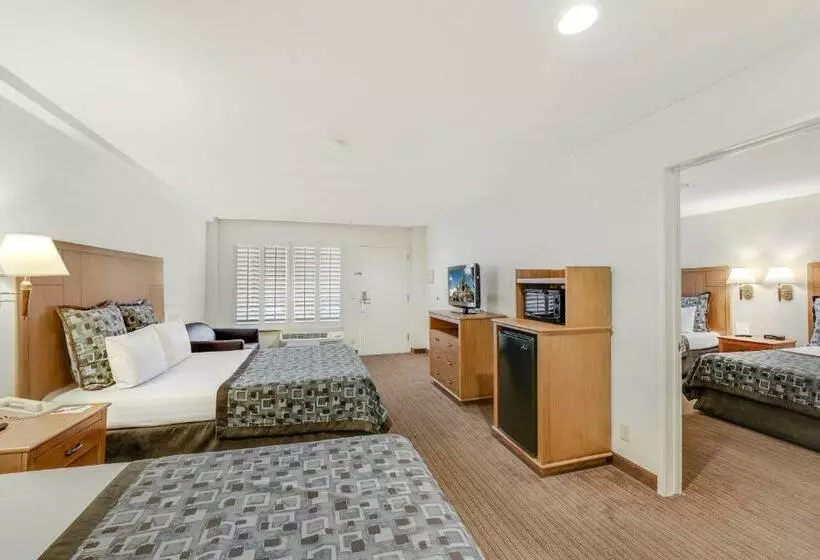 سوییت جونیور لوکس, Anaheim Desert Inn & Suites
