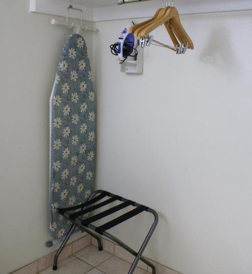 غرفة عائلية, Colony Inn