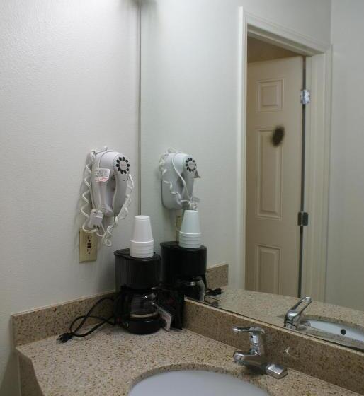 غرفة عائلية, Colony Inn