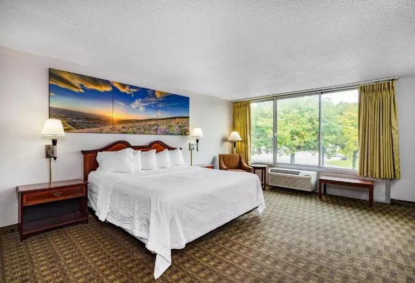 キングサイズベッドのスタンダードルーム, Days Inn By Wyndham Cambridge