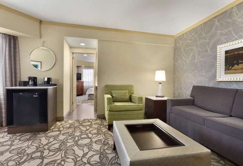 سوییت خانوادگی, Embassy Suites By Hilton Kansas City Plaza