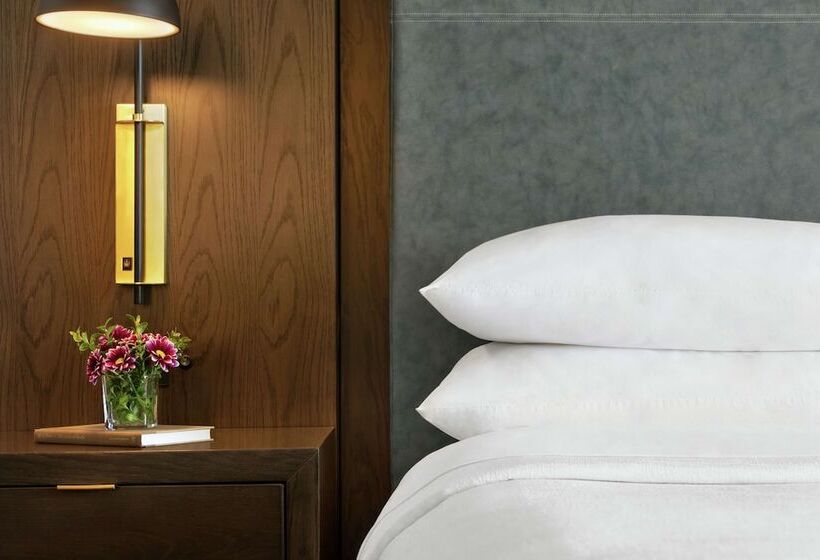 سوئیت پریمیوم, Embassy Suites By Hilton Los Angeles Downey