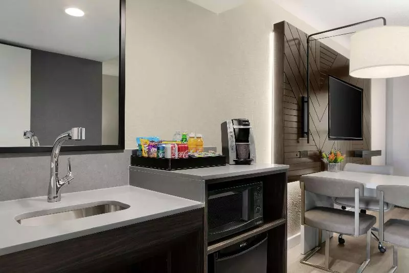 سوئیت پریمیوم, Embassy Suites By Hilton Los Angeles Downey