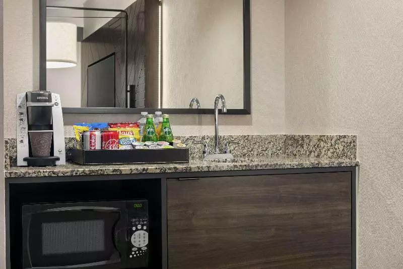 سوئیت پریمیوم, Embassy Suites By Hilton Los Angeles Downey