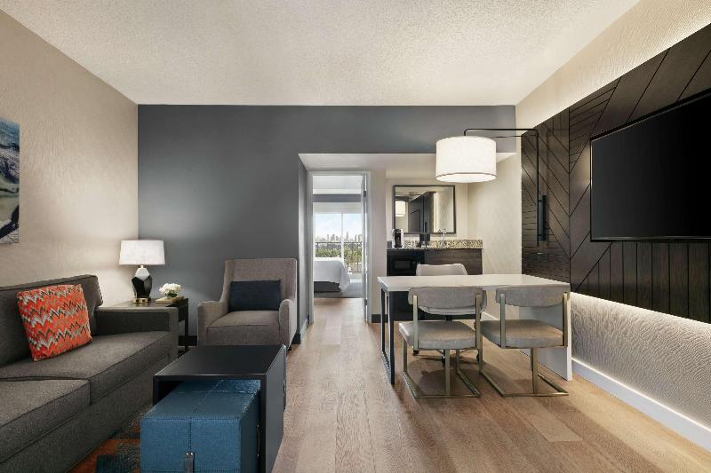 מיטת קינג בסוויטה, Embassy Suites By Hilton Los Angeles Downey