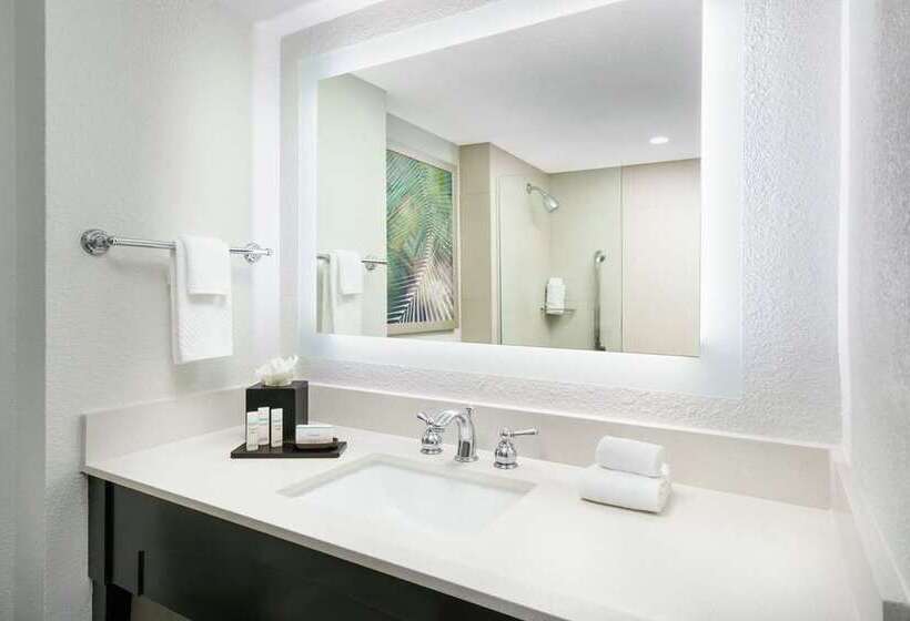 מיטת קינג בסוויטה, Embassy Suites By Hilton Los Angeles Downey