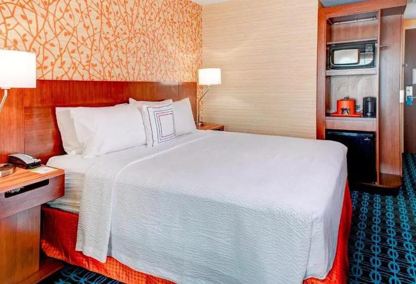 اتاق استاندارد با تخت بزرگ برای معلولان, Fairfield Inn & Suites By Marriott Cape Cod Hyannis