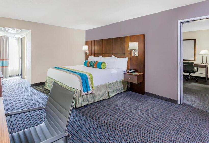 חדר סטנדרט עם מיטת קינג, Holiday Inn Hotel & Suites Oklahoma City North, An Ihg