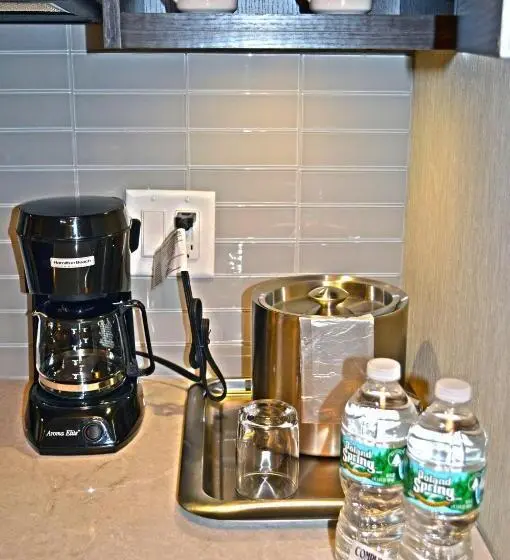 キングサイズベッドのスイートルーム, Holiday Inn & Suites Syracuse Airport   Liverpool, An Ihg