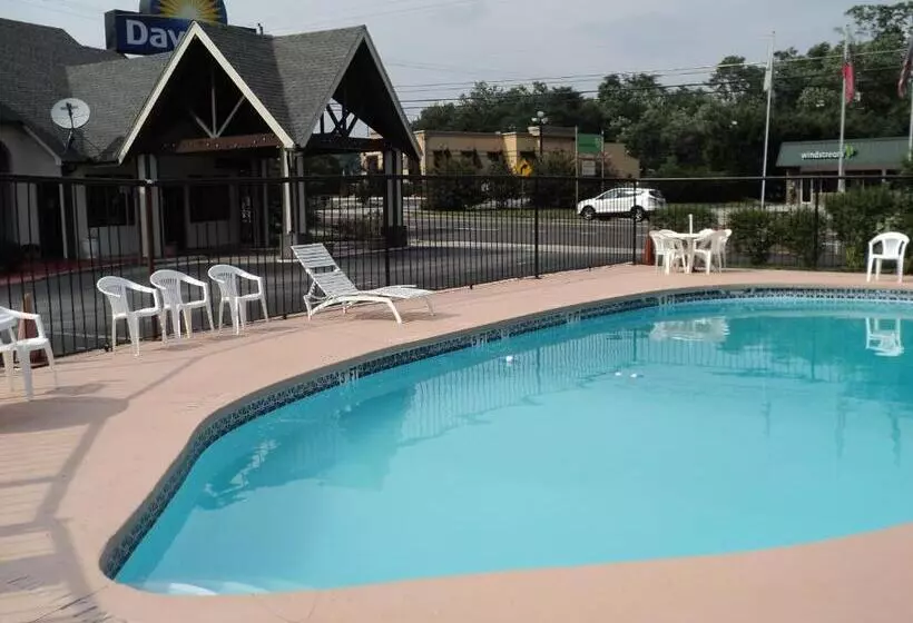 キングサイズベッドのスタンダードルーム, Knights Inn Cleveland, Ga