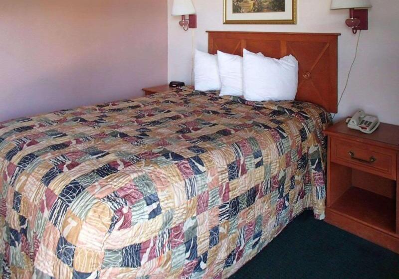 غرفة قياسية سرير كينج, Rodeway Inn Leesburg Chain Of Lakes