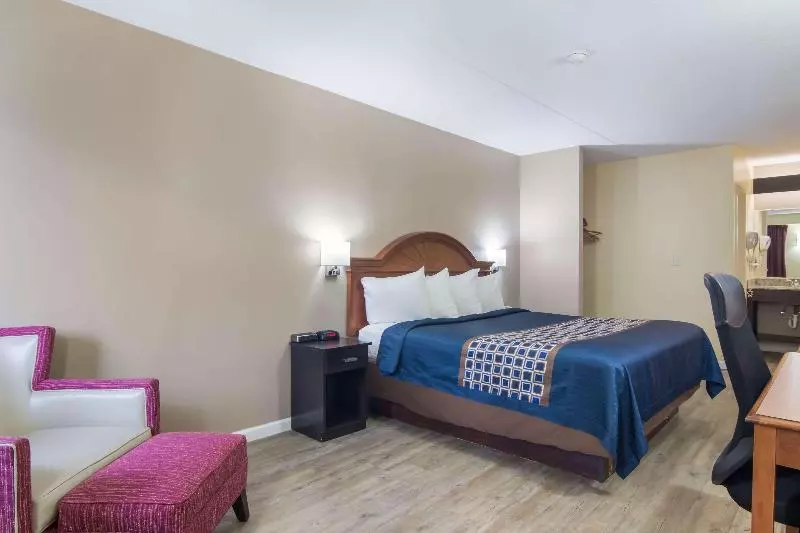 キングサイズベッドのスタンダードルーム, Rodeway Inn & Suites Monroevillepittsburgh