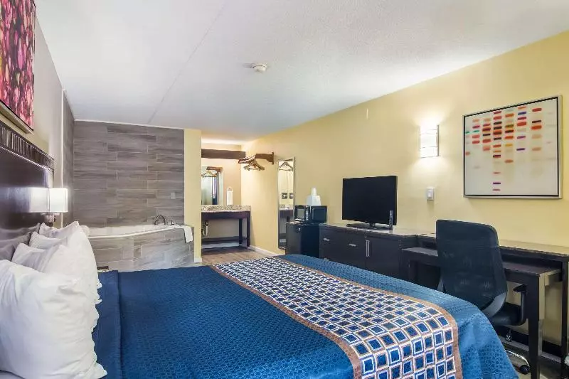 キングサイズベッドのスイートルーム, Rodeway Inn & Suites Monroevillepittsburgh