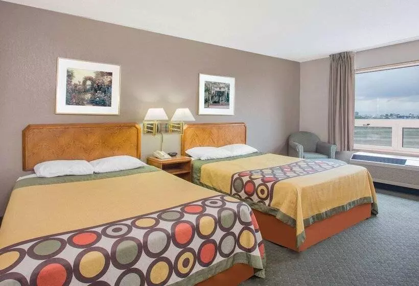 Standard-huone 2 Parivuodetta, Super 8 By Wyndham Madison East
