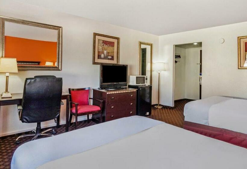 Номер Стандарт 2 Двуспальные Кровати, Oyo Townhouse Dodge City Ks