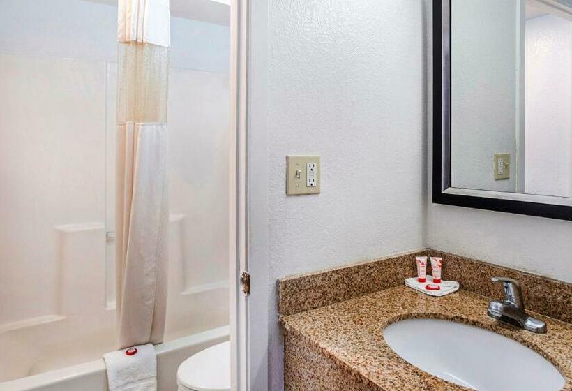 Номер Стандарт Кровать Кинг Адаптированный для Инвалидов, Oyo Townhouse Dodge City Ks
