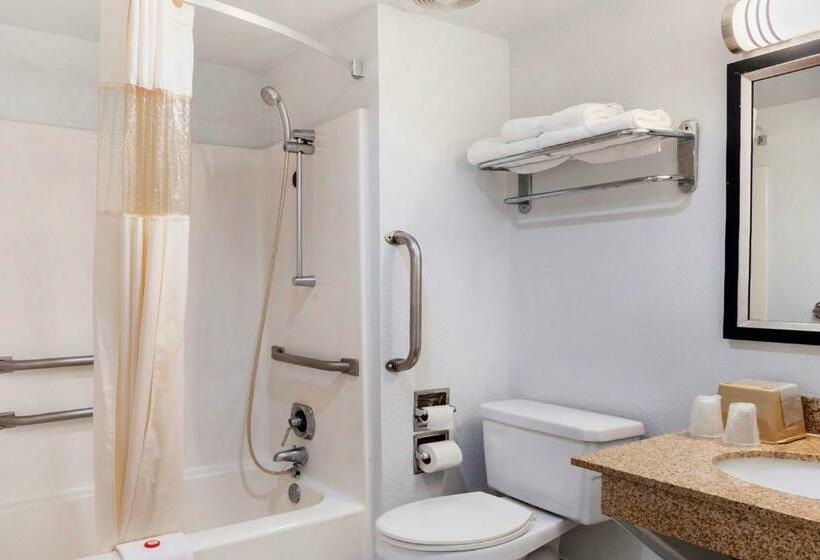 Номер Стандарт Кровать Кинг Адаптированный для Инвалидов, Oyo Townhouse Dodge City Ks