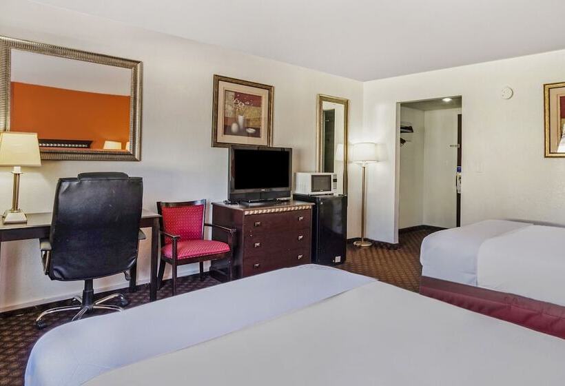 Номер Стандарт 2 Двуспальные Кровати, Oyo Townhouse Dodge City Ks