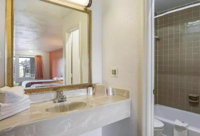 デラックスの４人部屋, Motel 6 Portsmouth, Va