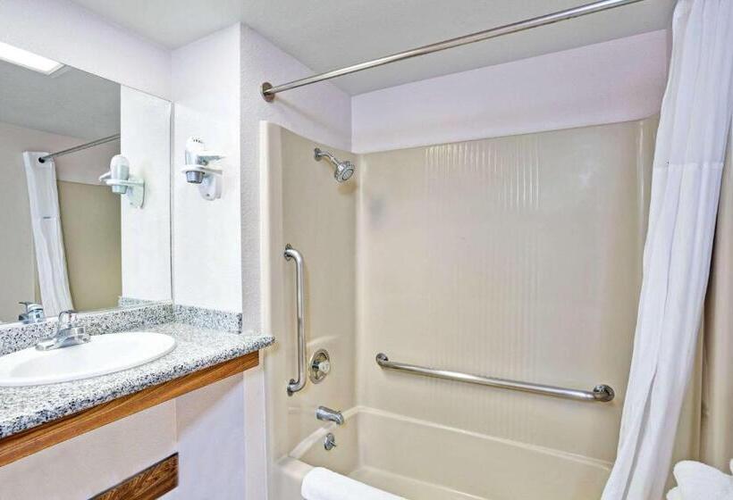 适合残疾人士使用的带超级大床的标准间, Days Inn & Suites By Wyndham Fullerton