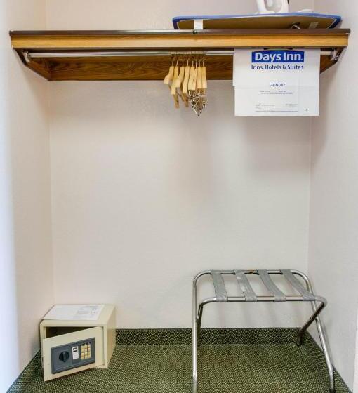 适合残疾人士使用的带超级大床的标准间, Days Inn & Suites By Wyndham Fullerton