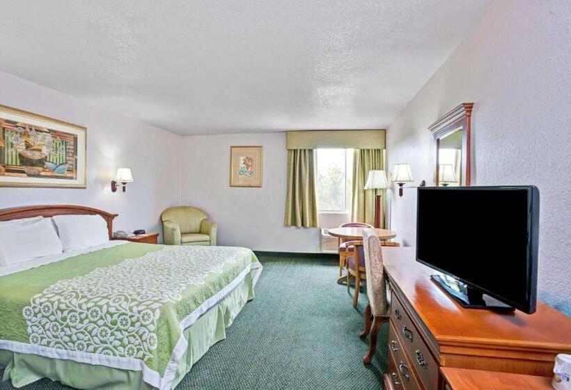 适合残疾人士使用的带超级大床的标准间, Days Inn & Suites By Wyndham Fullerton