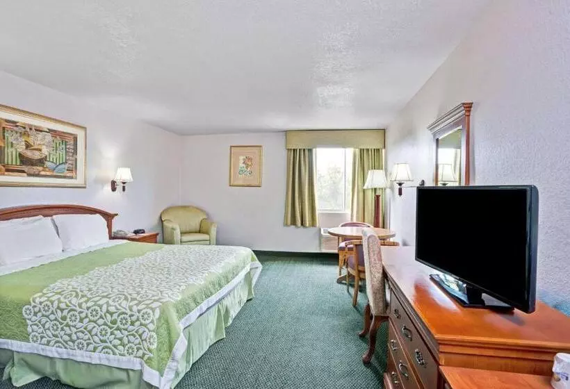 اتاق استاندارد با تخت بزرگ برای معلولان, Days Inn & Suites By Wyndham Fullerton