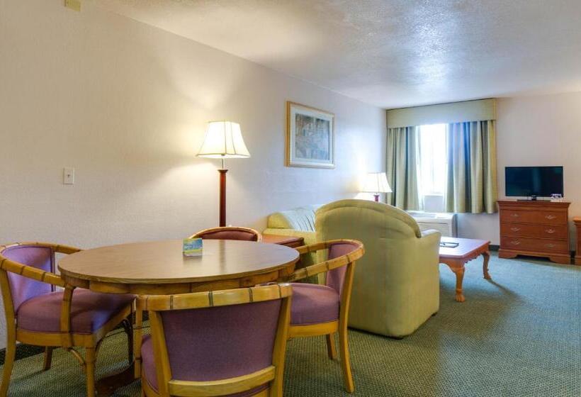 带大床的标准工作室, Days Inn & Suites By Wyndham Fullerton