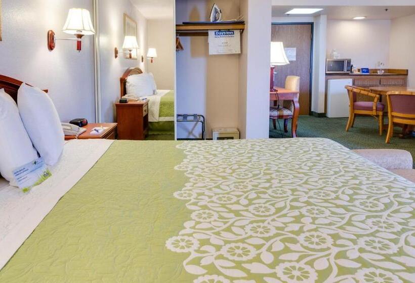 带大床的标准工作室, Days Inn & Suites By Wyndham Fullerton