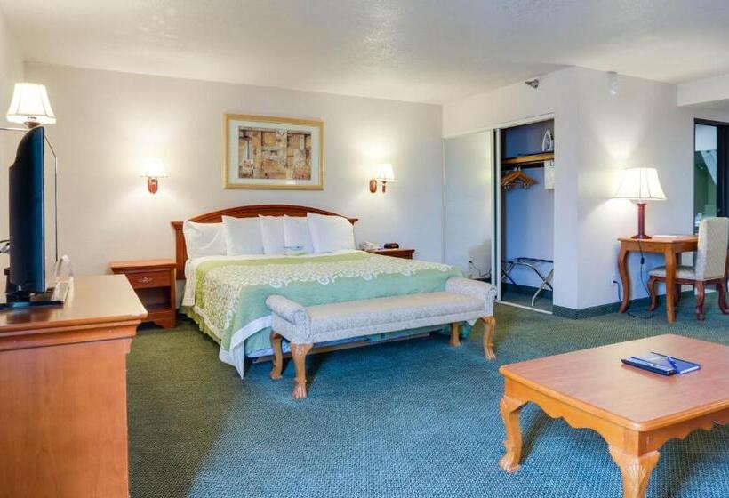 带大床的标准工作室, Days Inn & Suites By Wyndham Fullerton