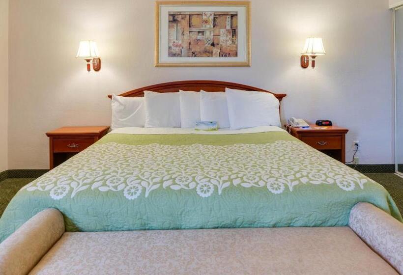 带大床的标准工作室, Days Inn & Suites By Wyndham Fullerton