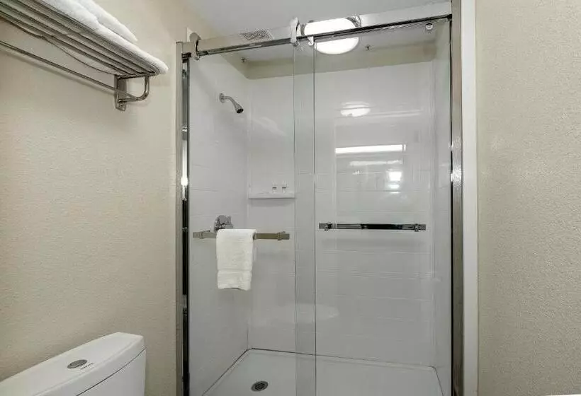 キングサイズベッドのスーペリアルーム, Red Roof Inn Freehold