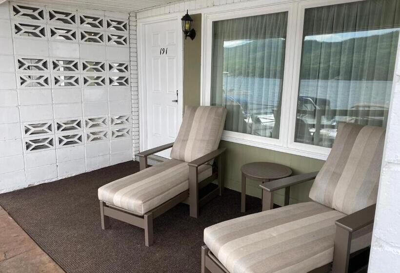 Superior room with lake view, The Georgian Lakeside Resort