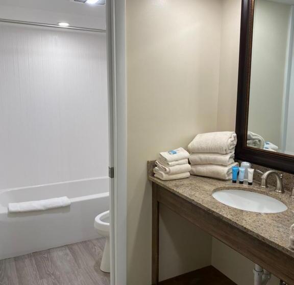 Suite with lake view, The Georgian Lakeside Resort