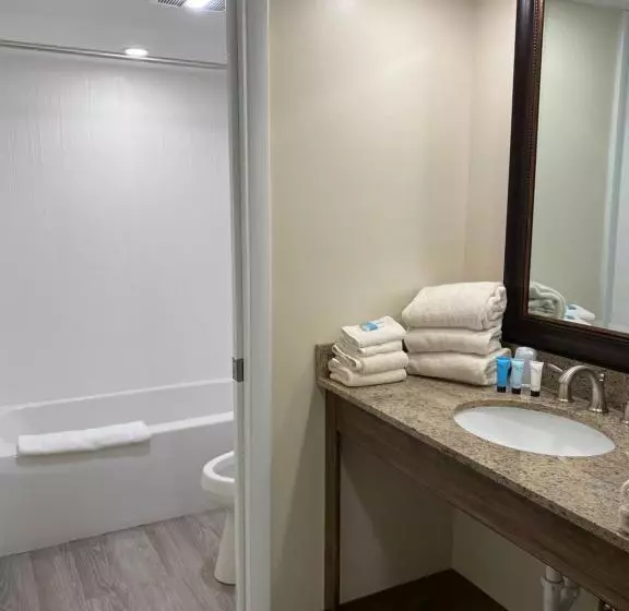 Suite with lake view, The Georgian Lakeside Resort