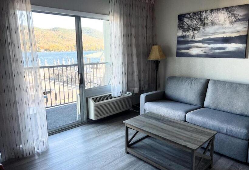 Suite with lake view, The Georgian Lakeside Resort