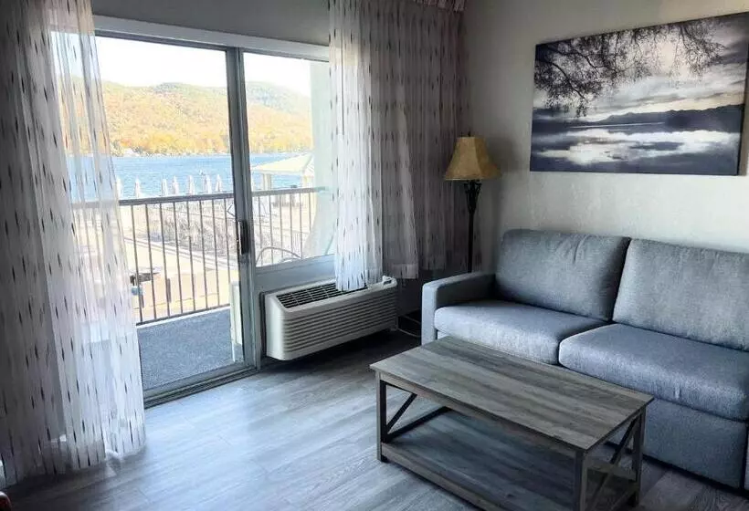 Suite with lake view, The Georgian Lakeside Resort