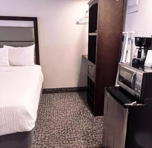 Suite with lake view, The Georgian Lakeside Resort
