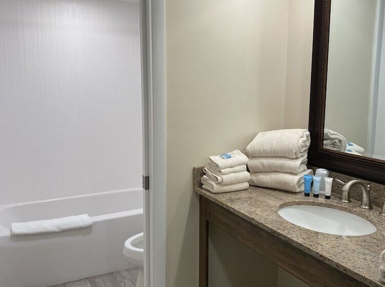 Suite with lake view, The Georgian Lakeside Resort