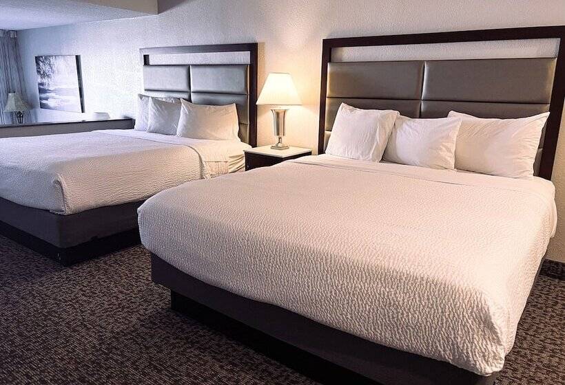 Suite with lake view, The Georgian Lakeside Resort