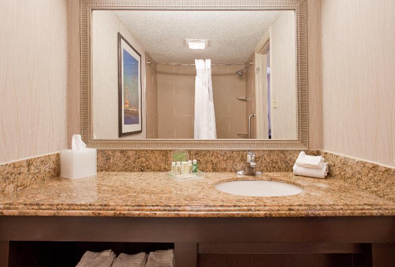 带大床的行政房间, Holiday Inn Resort Galveston On The Beach, An Ihg
