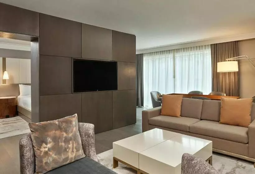 ジュニアスイート, Crescent Court