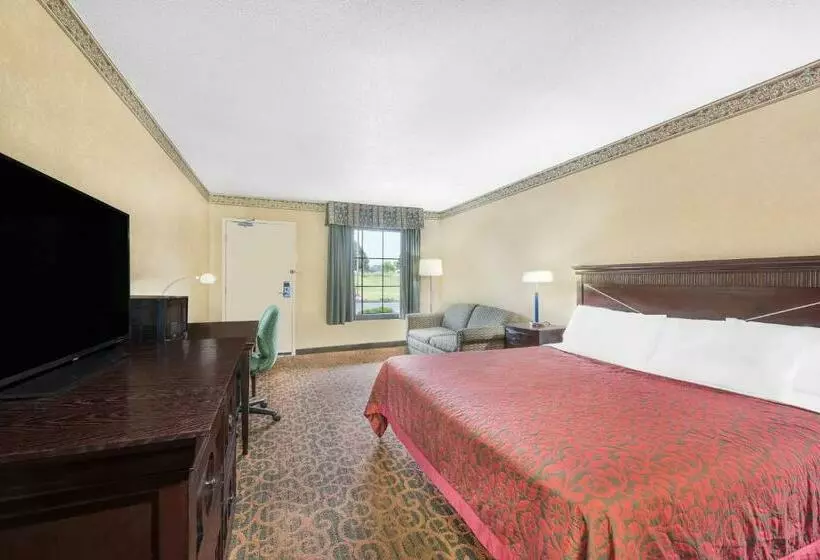 キングサイズベッドのスタンダードルーム, Days Inn & Suites By Wyndham York