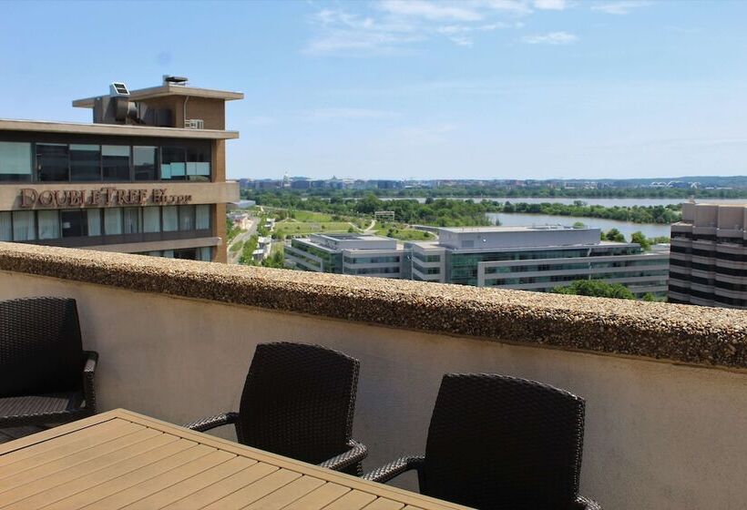 带大床的标准间, Doubletree By Hilton Washington Dc   Crystal City