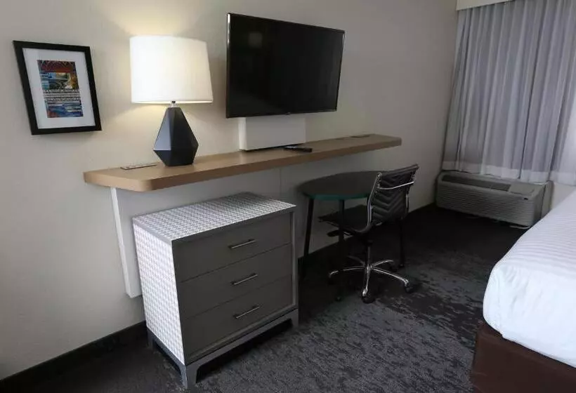 キングサイドベッドのスタンダードワンルーム, Holiday Inn Chicago North Shore, An Ihg