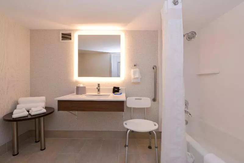 身障者適用キングサイズベッドルーム, Holiday Inn Express Towson  Baltimore North, An Ihg