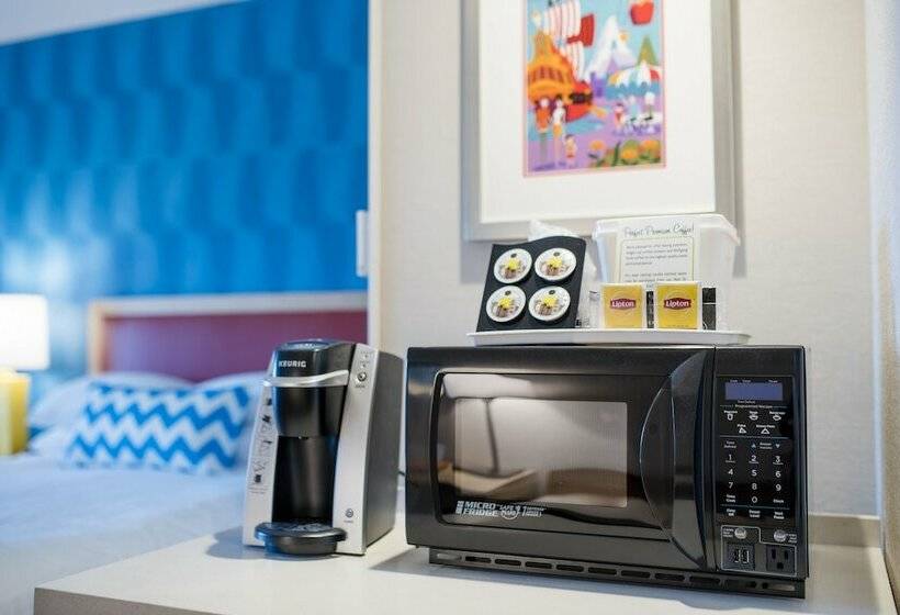 可看到停车场的高级间, Howard Johnson By Wyndham Anaheim Hotel & Water Playground