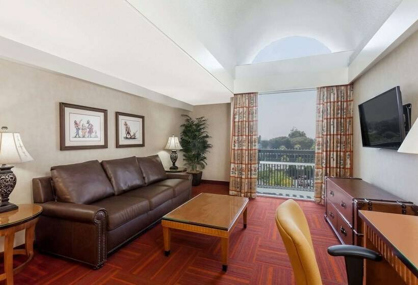 Suite, Howard Johnson By Wyndham Anaheim Hotel & Water Playground