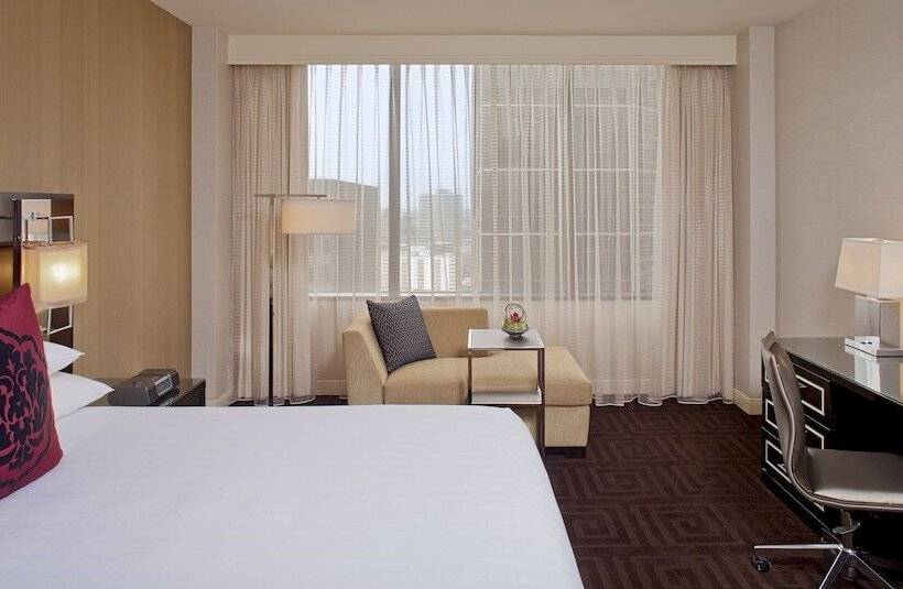 سوییت لوکس, Hyatt Regency New Orleans